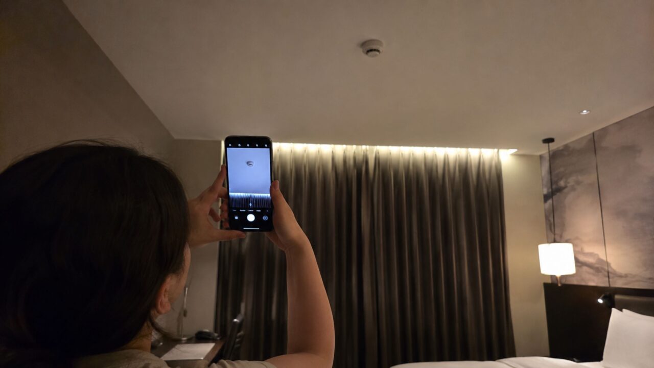 O truque simples usando a câmera do celular para descobrir se há câmeras ocultas em hotel