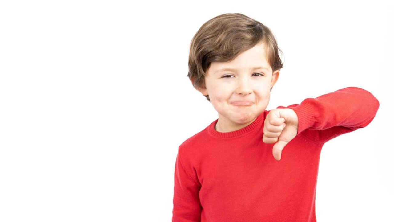 Quando uma criança de sete anos escolhe a cor vermelha para representar a raiva, ela não está revelando uma conexão cerebral oculta, mas dando forma visual ao que sente