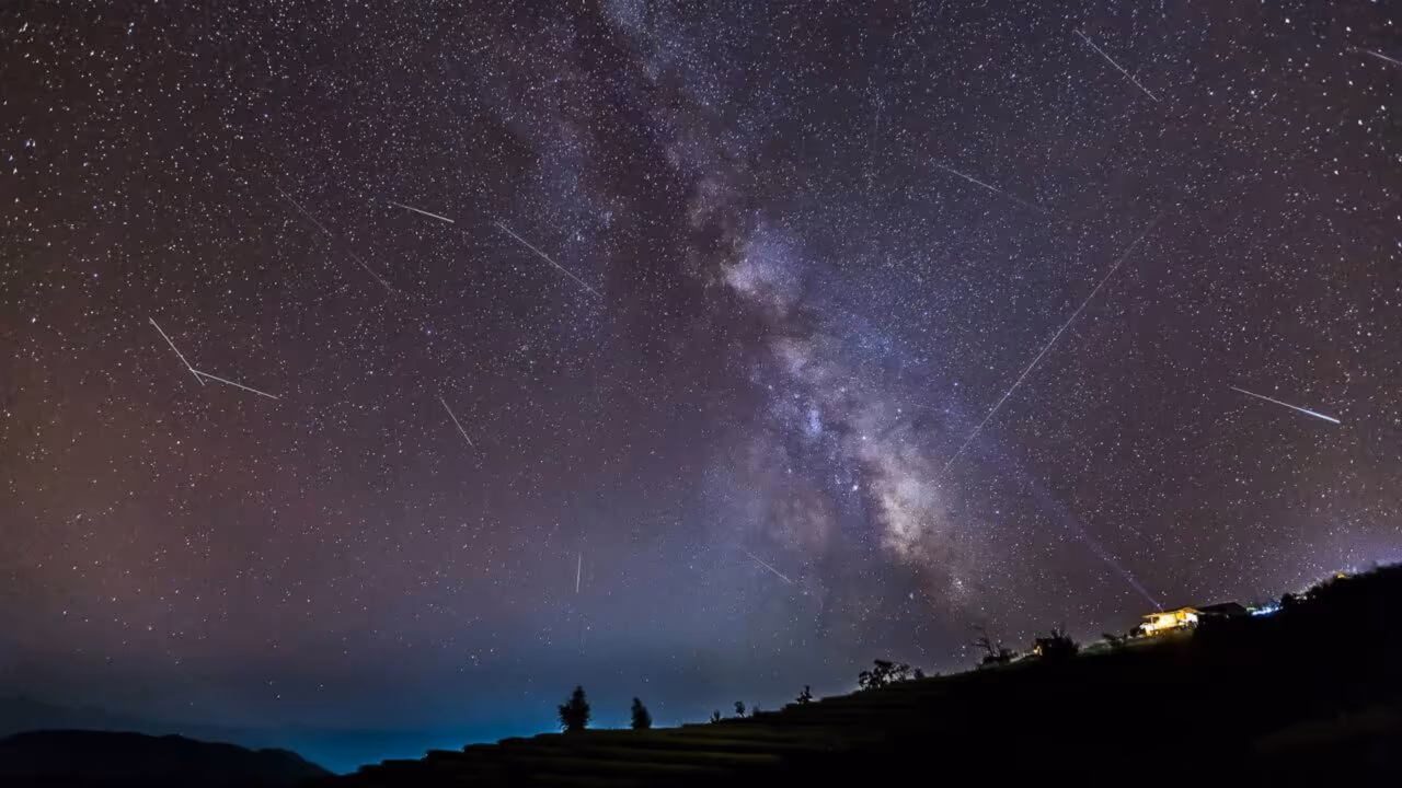 Uma chuva de meteoros conhecida por explosões ocasionais de atividade permanece, na maior parte do tempo, praticamente invisível no céu noturno