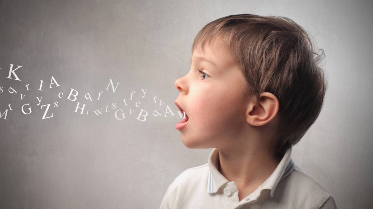 Quando uma criança de sete anos escolhe a cor vermelha para representar a raiva, ela não está revelando uma conexão cerebral oculta, mas dando forma visual ao que sente