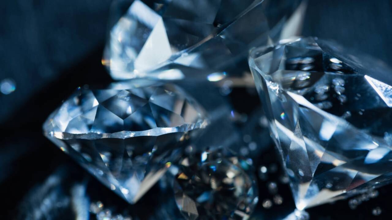 Em Netuno e Urano, a pressão extrema das profundezas pode transformar metano em chuvas de diamantes, um processo que físicos conseguiram reproduzir em laboratório