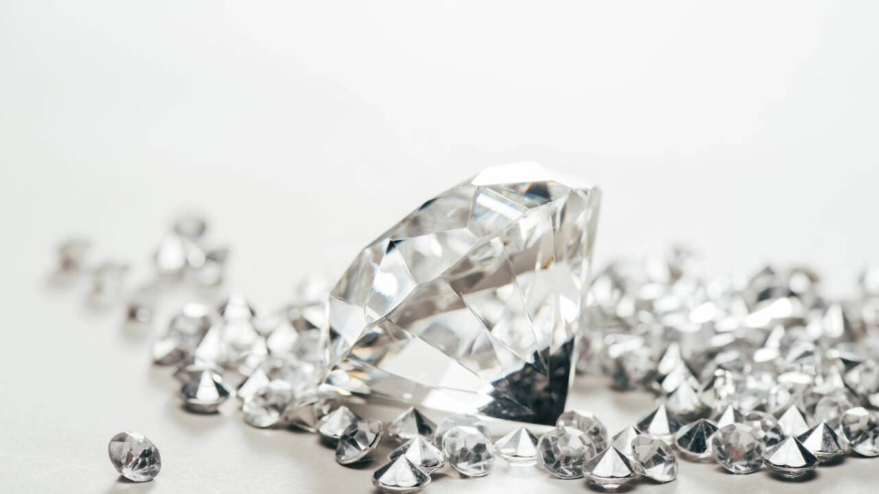 Em Netuno e Urano, a pressão extrema das profundezas pode transformar metano em chuvas de diamantes, um processo que físicos conseguiram reproduzir em laboratório
