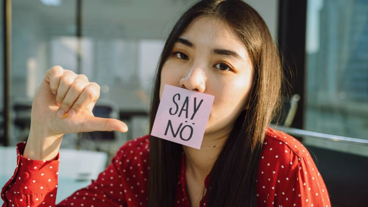 A psicologia aponta que pessoas que conseguem dizer “não” sem se explicar demais costumam ter um traço forte de autoestima