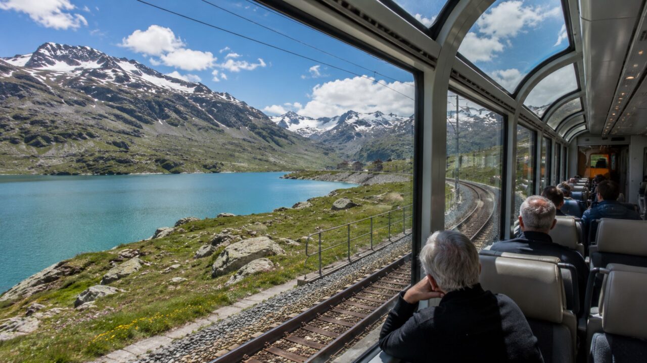 Janelas amplas, lagos e montanhas no caminho do Bernina Express