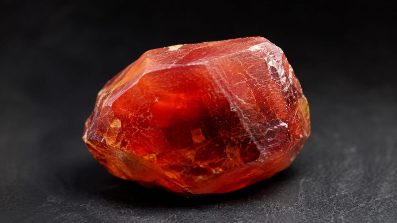 O mineral mais raro reconhecido pela ciência existe em um único espécime natural