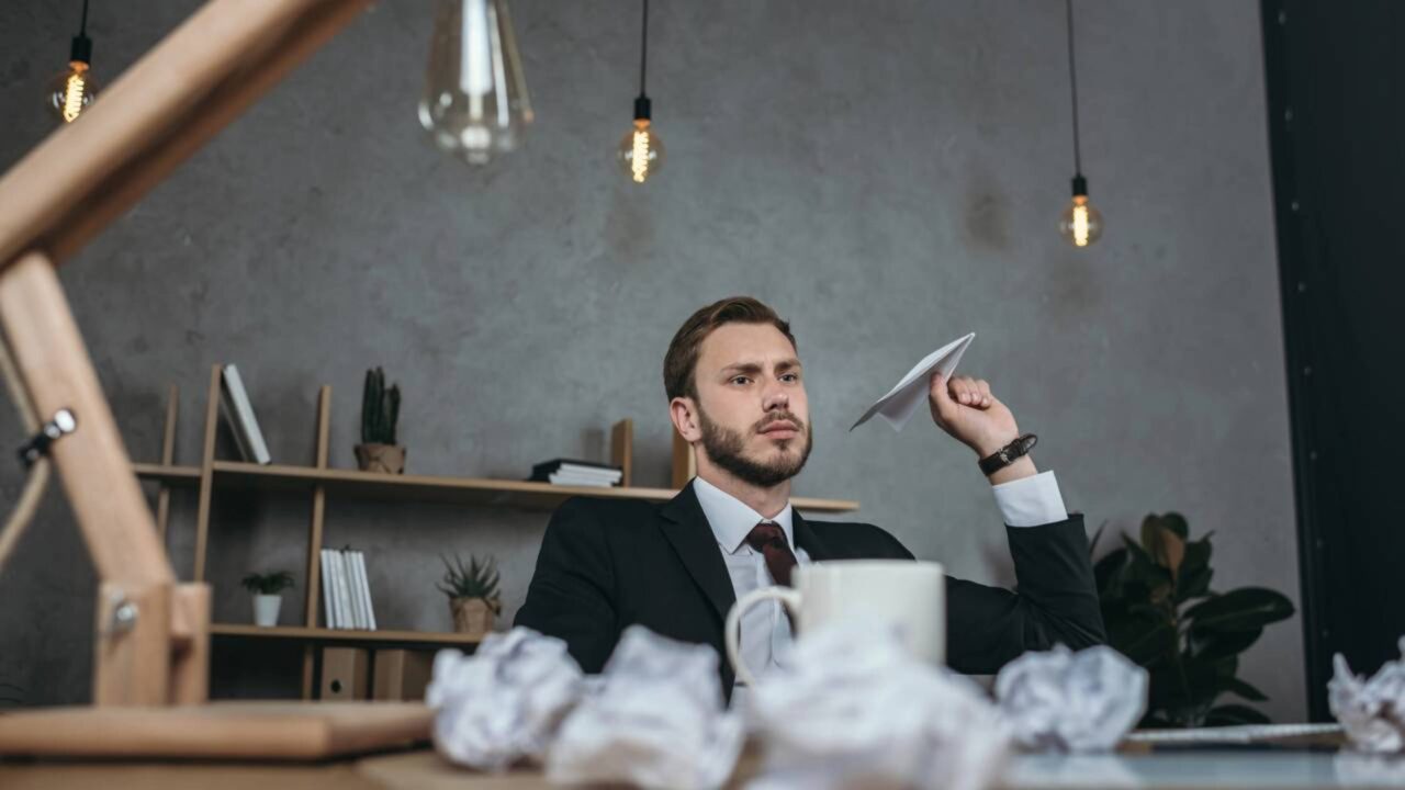 A psicologia aponta por que pessoas criadas antes da internet lidam melhor com o silêncio do que gerações que cresceram entre notificações, telas e estímulos constantes