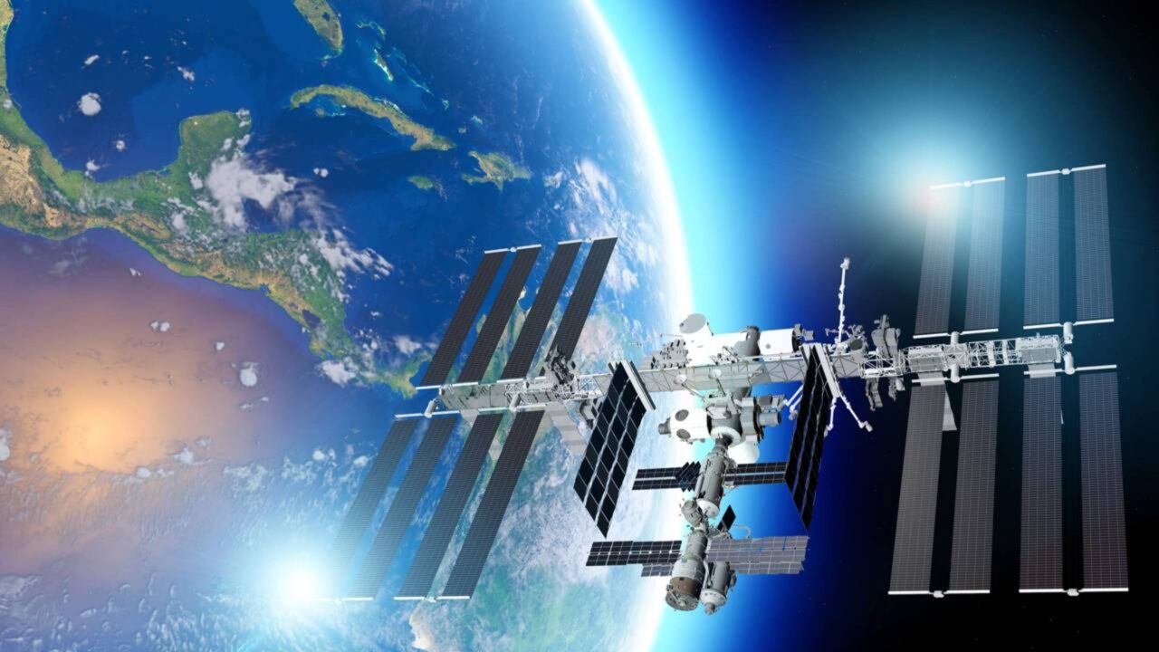 Astronautas na Estação Espacial Internacional conseguem ver flashes de luz mesmo com os olhos fechados, causados por partículas de alta energia atravessando seus corpos