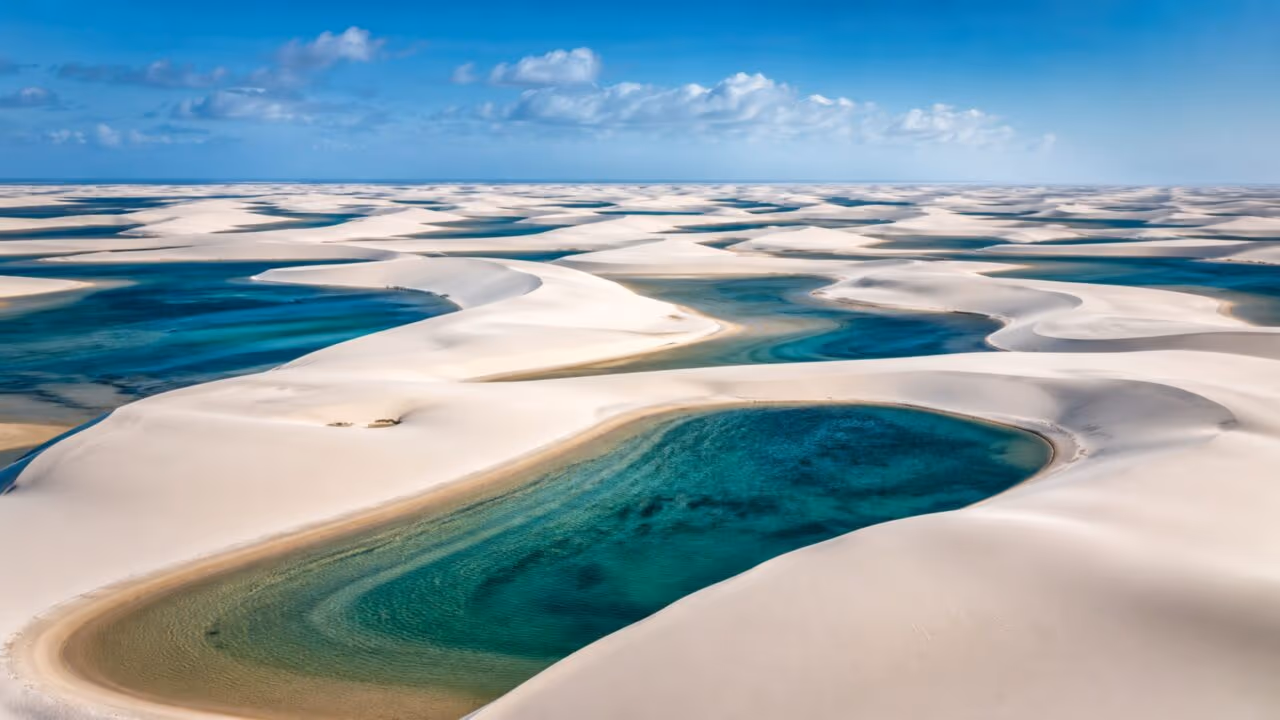 O fenômeno natural que deixa os Lençóis Maranhenses cheios de lagoas cristalinas no meio da areia
