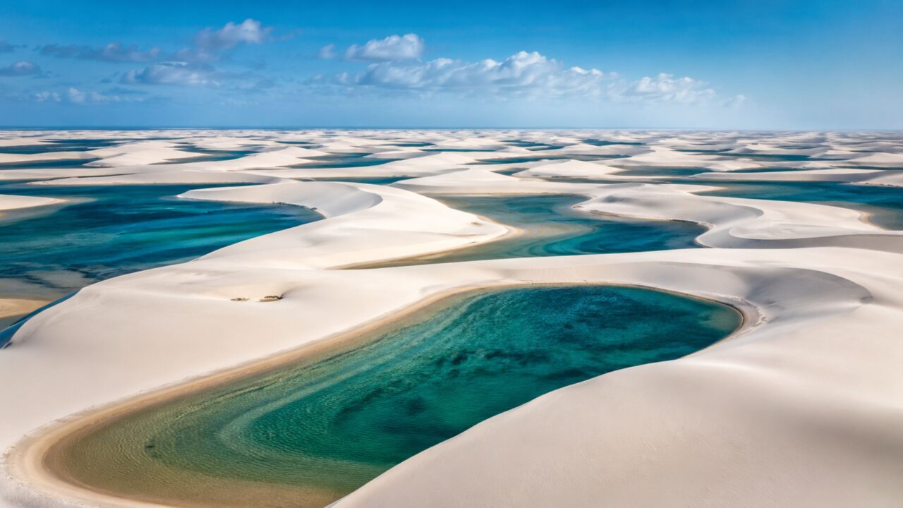 O fenômeno natural que deixa os Lençóis Maranhenses cheios de lagoas cristalinas no meio da areia