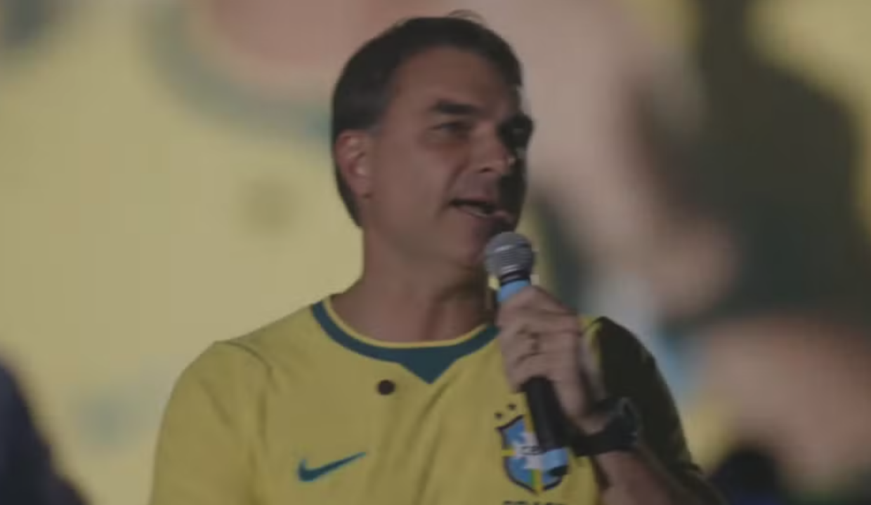 Flávio usa camisa de Neymar em evento após fala de Lula