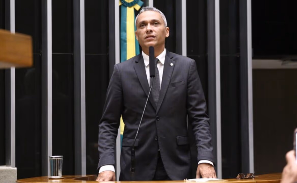 Gayer passa por cirurgia para tratar obstrução intestinal e segue na UTI