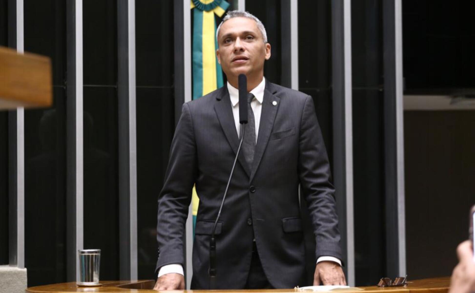 Gayer passa por cirurgia para tratar obstrução int