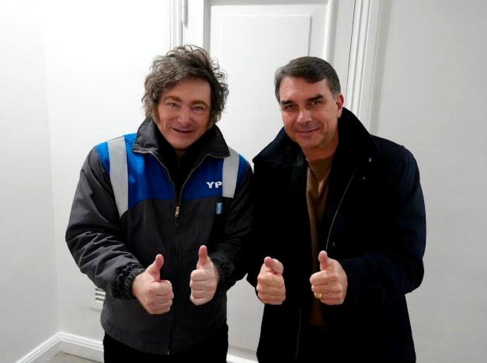 Milei anuncia viagem ao Brasil para apoiar pré-candidatura de Flávio