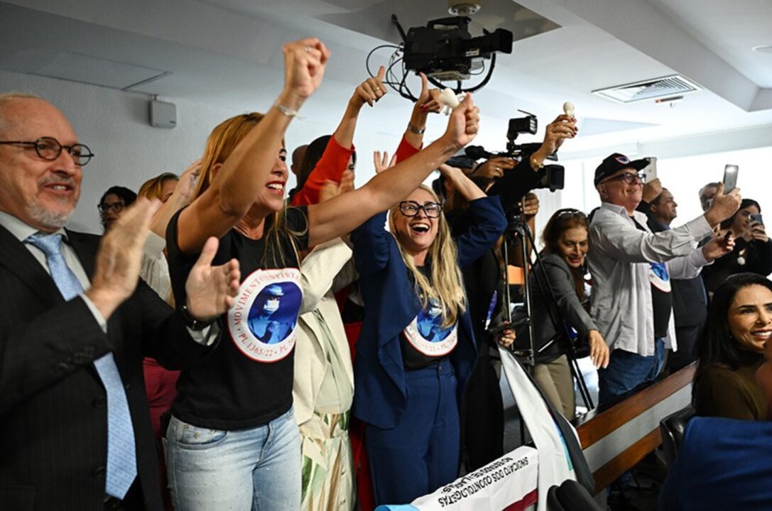 CAS aprova piso de R$ 13,6 mil para médicos e dentistas