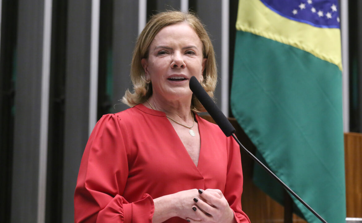 Crusoé: Gleisi culpa Eduardo Bolsonaro por “novo tarifaço americano”