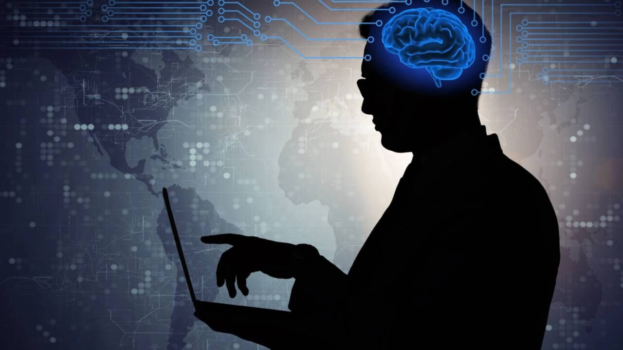 Um homem com ELA voltou a se comunicar de forma natural graças a um implante cerebral capaz de converter suas tentativas de fala diretamente em voz gerada por computador