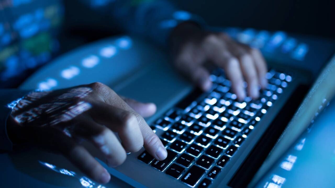 A psicologia aponta por que pessoas criadas antes da internet lidam melhor com o silêncio do que gerações que cresceram entre notificações, telas e estímulos constantes