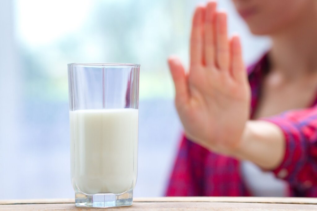 Intolerante à lactose? Conheça 4 bebidas vegetais para substituir o leite