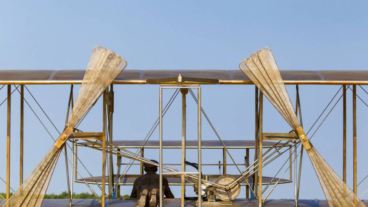 Do primeiro voo motorizado dos irmãos Wright em 1903 ao pouso da Apollo 11 na Lua em 1969, ambos os marcos cabem dentro da vida de uma única geração