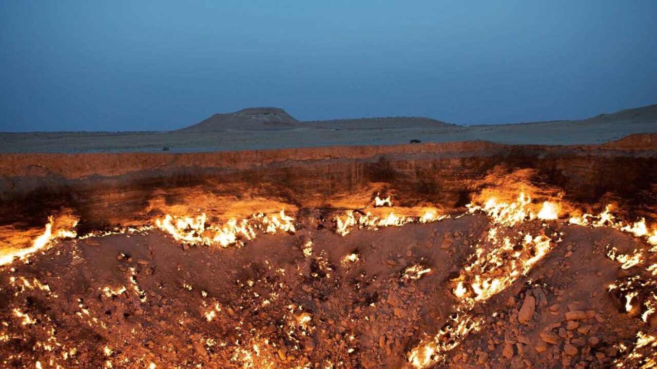 Em 1971, geólogos soviéticos incendiaram uma cratera de gás no deserto de Karakum esperando que as chamas durassem apenas algumas semanas, mas ela continua queimando até hoje