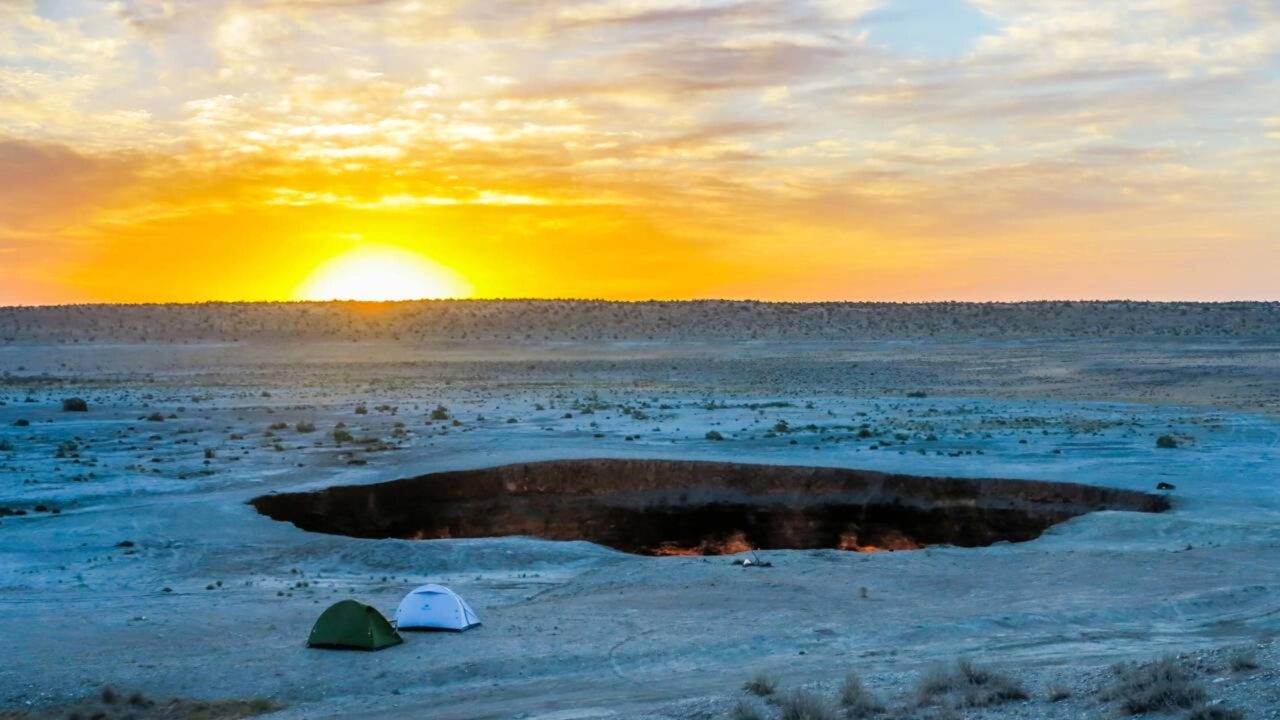 Em 1971, geólogos soviéticos incendiaram uma cratera de gás no deserto de Karakum esperando que as chamas durassem apenas algumas semanas, mas ela continua queimando até hoje