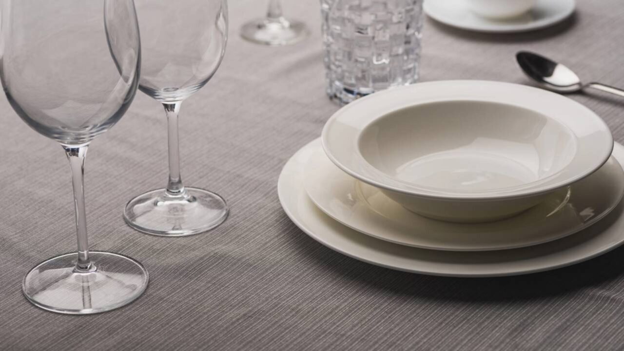 A psicologia explica por que algumas pessoas limpam a mesa antes de ir embora, mesmo em lugares onde ninguém pediu