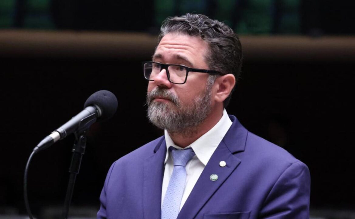 Crusoé: Deputado busca assinaturas para PEC que acaba com o IPTU e IPVA