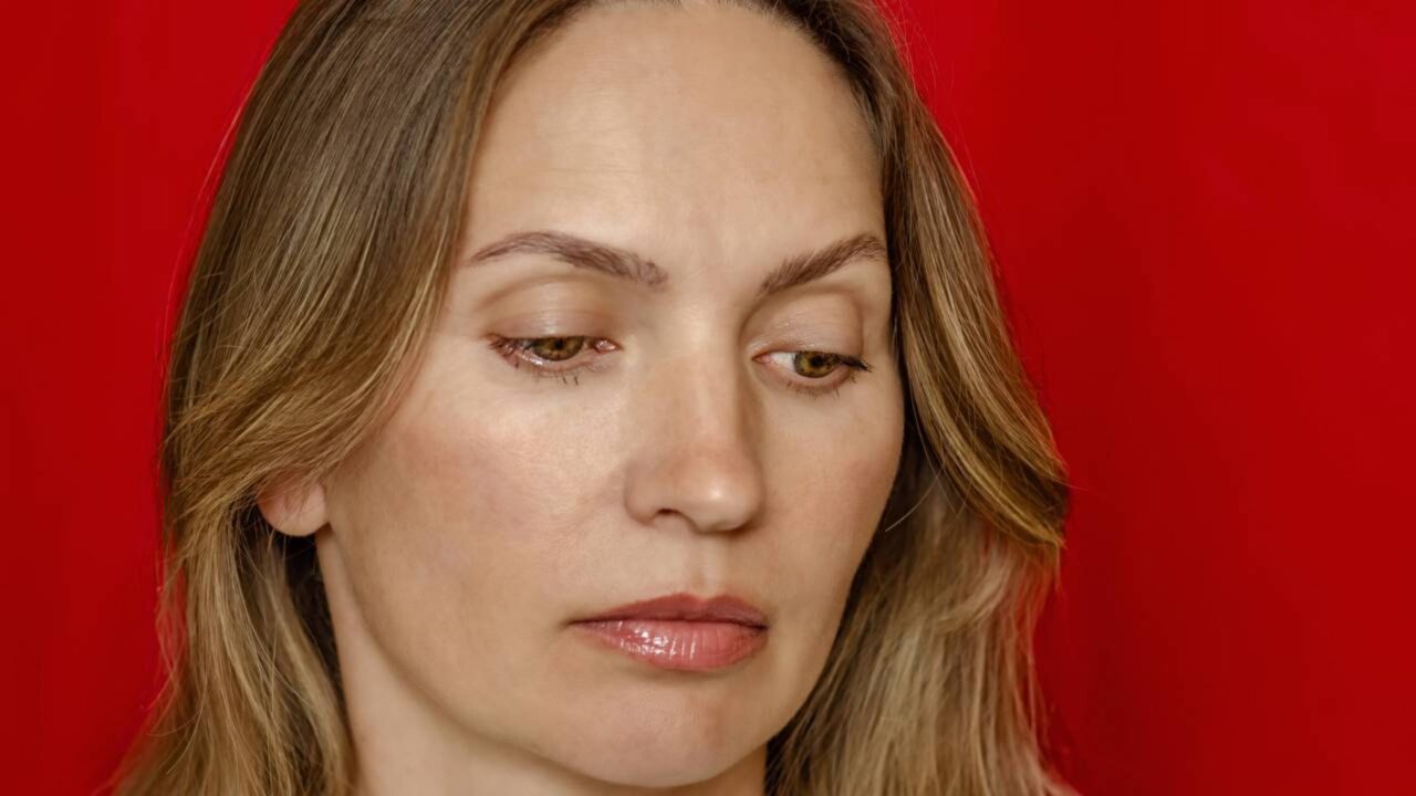 A psicologia aponta por que pessoas nascidas nos anos 80 e 90 aprenderam a parecer fortes mesmo quando estavam emocionalmente esgotadas