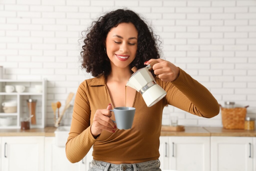 Chá verde pode substituir o café? Entenda os efeitos de cada bebida no organismo