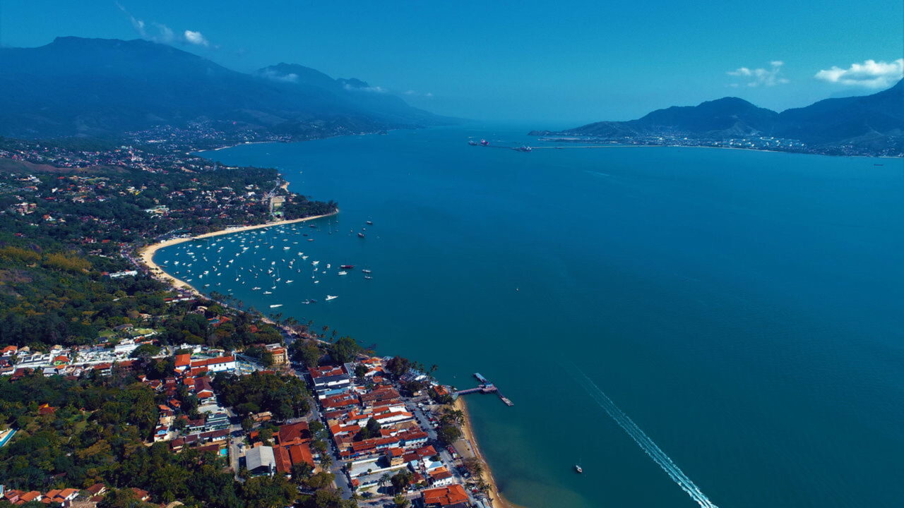 A maior ilha marítima do Brasil tem 42 praias e centenas de cachoeiras a 200 km de São Paulo com 83% de mata preservada