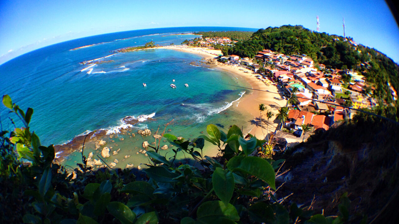 A 4ª melhor praia do mundo fica numa ilha baiana sem carros, onde a bagagem chega em carrinho de mão