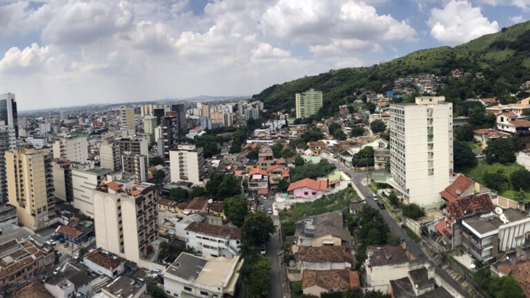 Uma cidade a 30 km do Rio que guarda raras estruturas de um antigo vulcão e uma vida tranquila