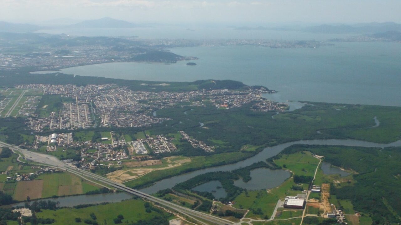 Cada vez mais famílias trocam Florianópolis por Palhoça, atraídas pelas praias premiadas, custo de vida mais acessível e por uma rotina entre a serra e o mar