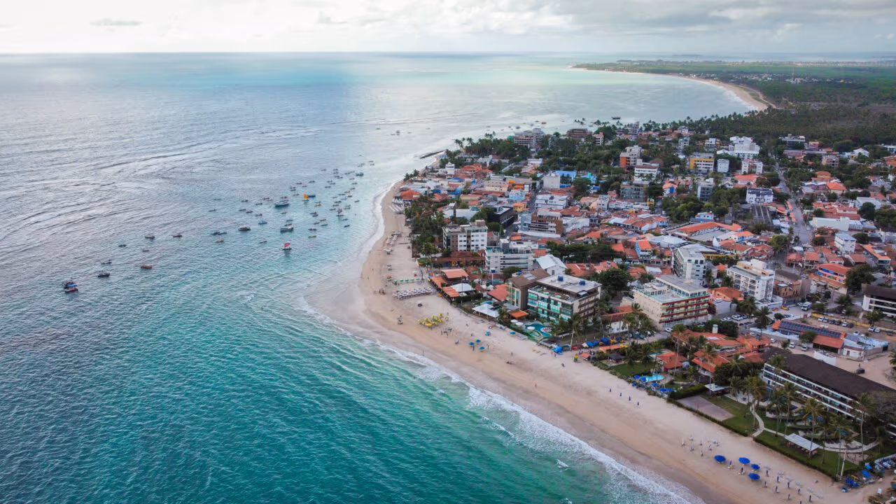 Águas cristalinas e um nome de origem sombria: a vila nordestina que encanta visitantes do mundo inteiro