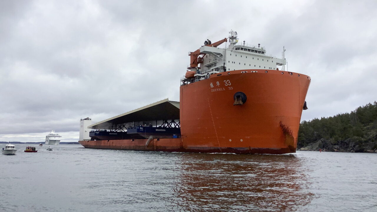 O super navio de cargas voltou a impressionar o mundo: após cruzar o planeta com uma ponte de 3.700 toneladas, agora transporta cinco gruas gigantes de mais de 80 metros
