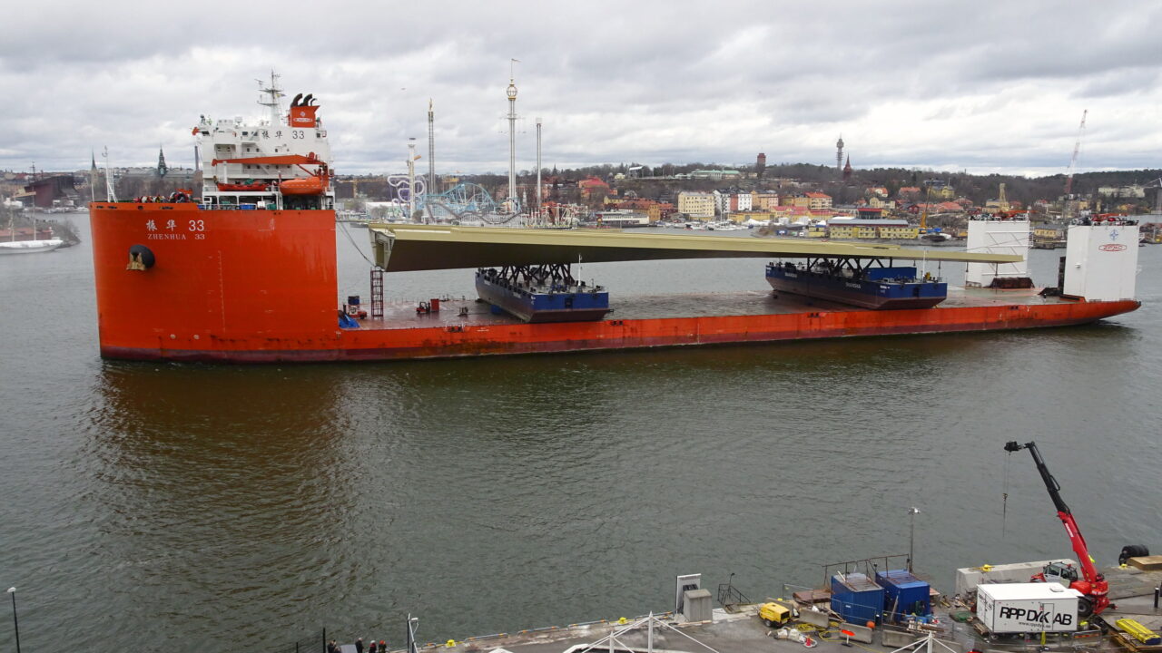 O super navio de cargas voltou a impressionar o mundo: após cruzar o planeta com uma ponte de 3.700 toneladas, agora transporta cinco gruas gigantes de mais de 80 metros