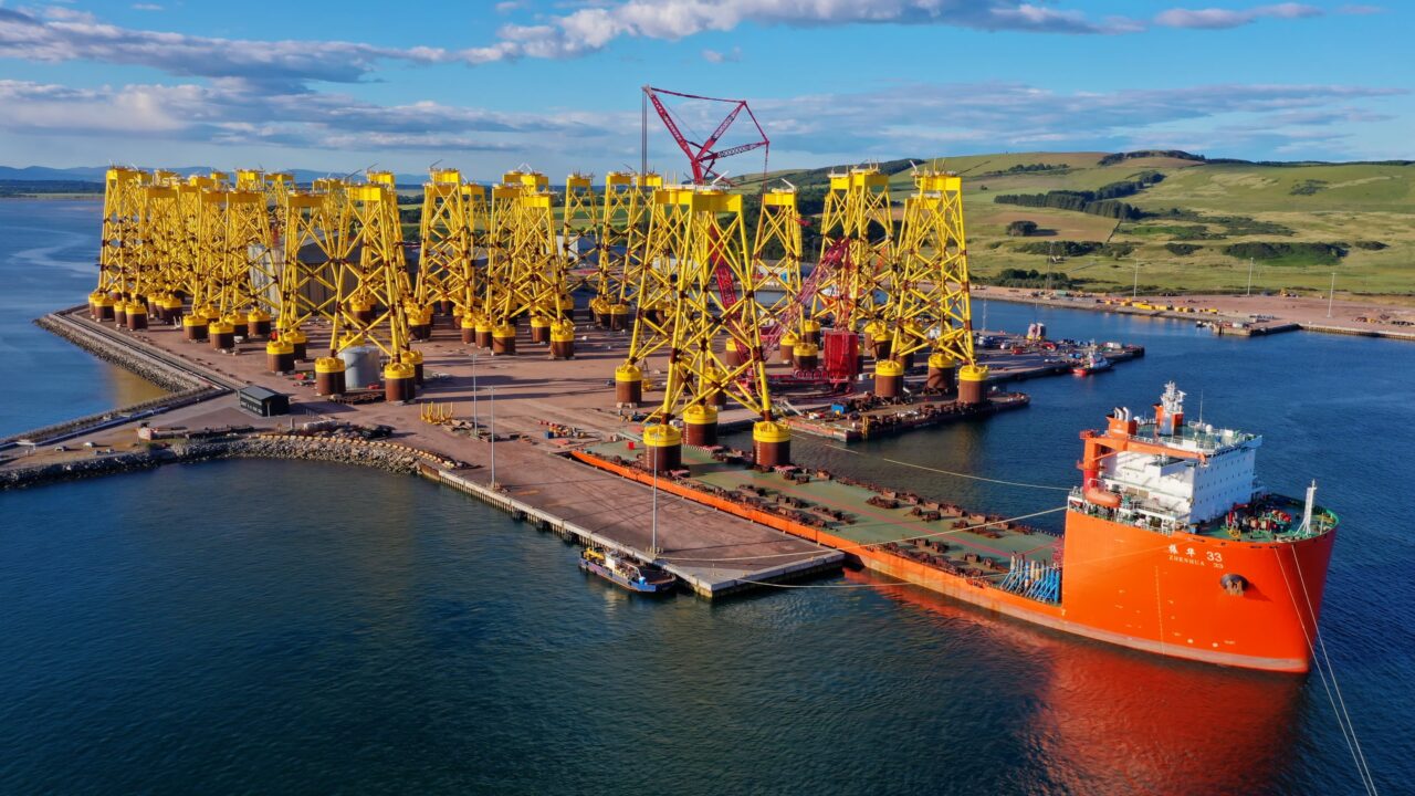 O super navio de cargas voltou a impressionar o mundo: após cruzar o planeta com uma ponte de 3.700 toneladas, agora transporta cinco gruas gigantes de mais de 80 metros