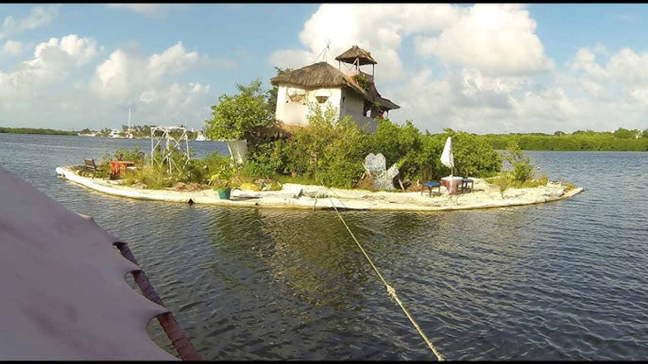 O homem que construiu a própria ilha flutuante com 150 mil garrafas PET recicladas, criou solo fértil, plantou mangues e viveu isolado no litoral