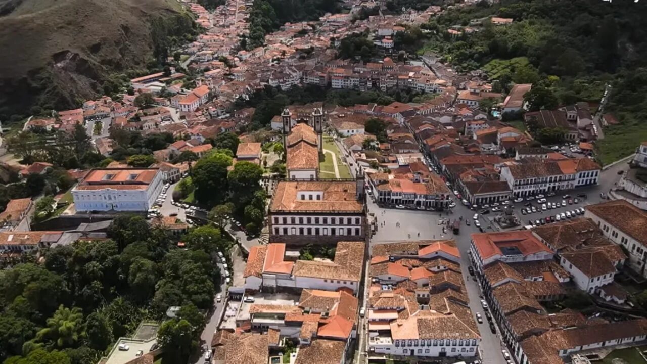 Como é viver no vilarejo mineiro a 1.300 metros de altitude com 14 cachoeiras em 6 km que só recebeu luz nos anos 70
