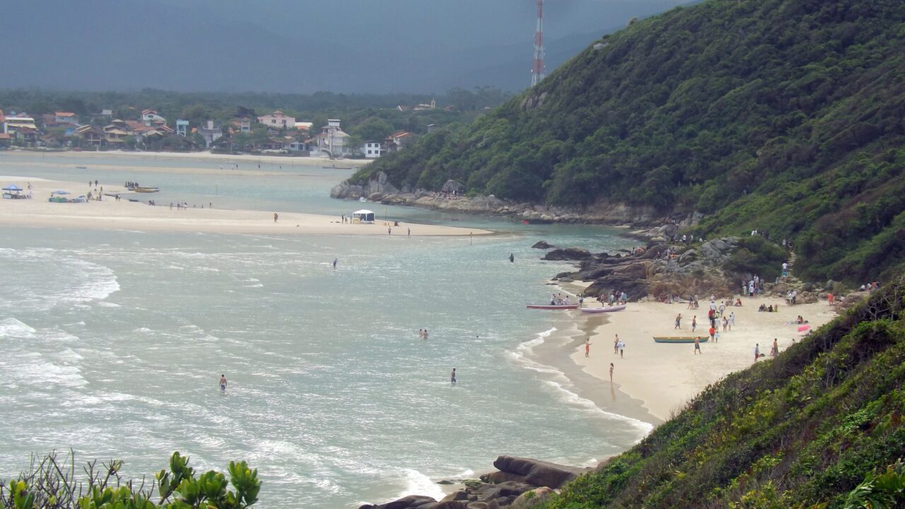Cada vez mais famílias trocam Florianópolis por Palhoça, atraídas pelas praias premiadas, custo de vida mais acessível e por uma rotina entre a serra e o mar
