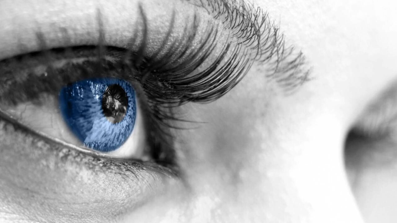 Todos os olhos azuis comuns parecem ter uma origem compartilhada em um único ancestral que viveu há cerca de 6.000 a 10.000 anos, ligado a uma antiga mutação genética