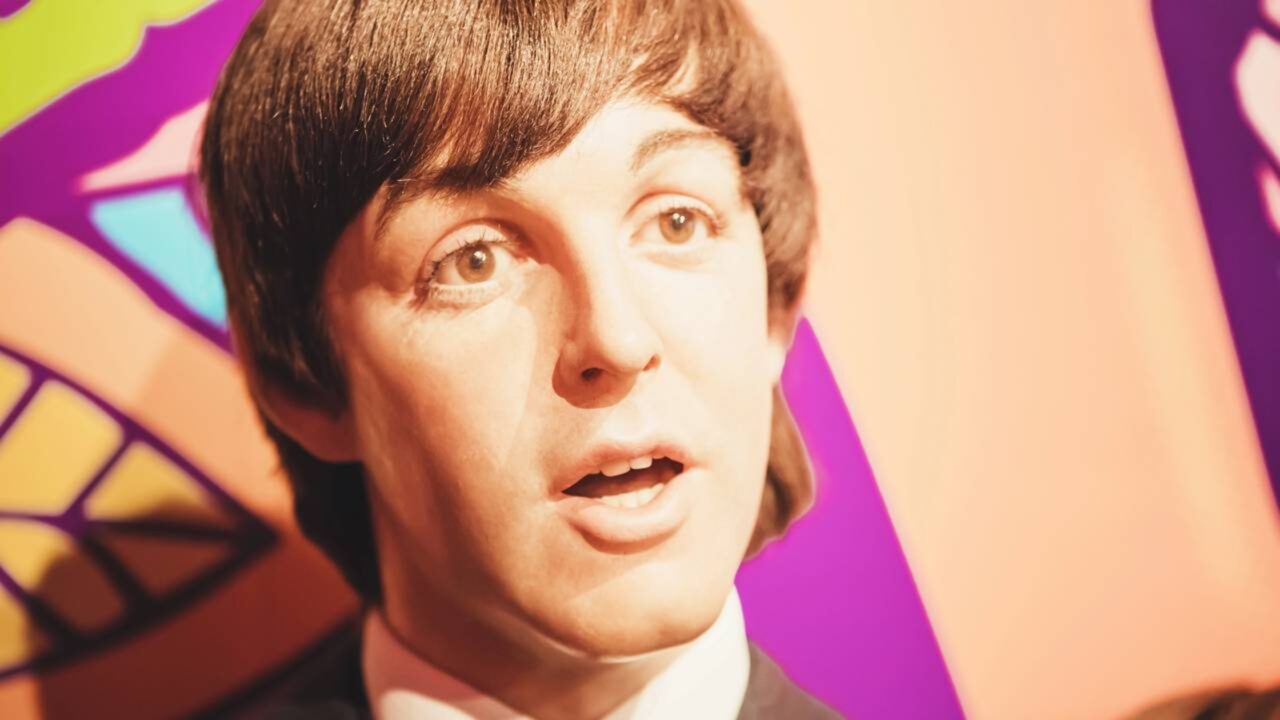 Reflexão do astro Paul McCartney sobre a atitude Tristeza não é tristeza, é felicidade em uma jaqueta preta