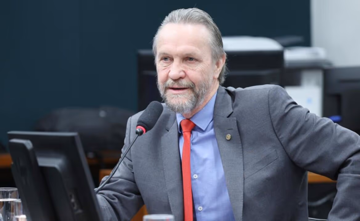Líder do PT pede “pressão total” no Senado para PEC do fim da escala 6×1 avançar