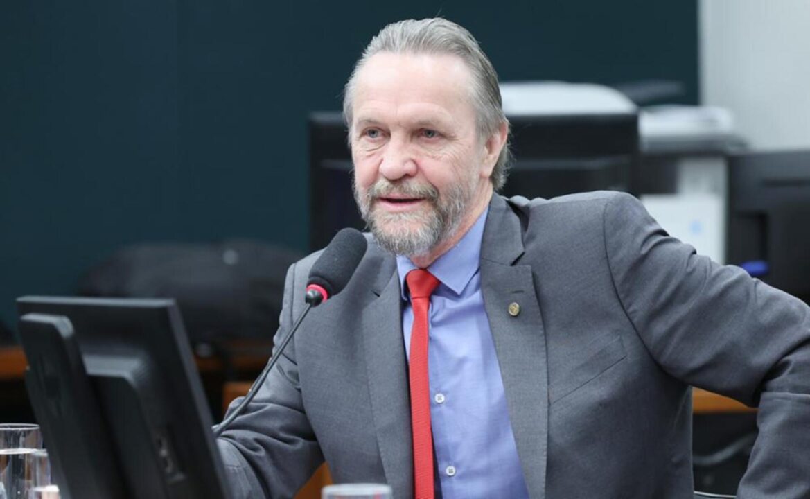 Líder do PT pede “pressão total” no Senado para PEC do fim da escala 6×1 avançar
