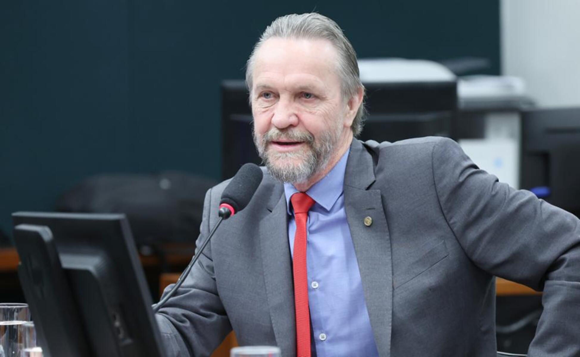 Líder do PT pede “pressão total” no Senado para PEC do fim d