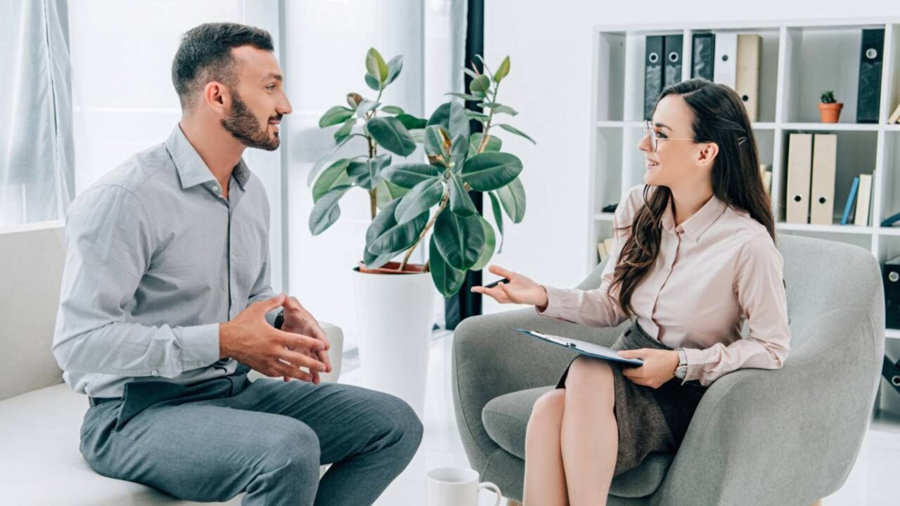 Entre a geração que resolvia tudo sozinha e a geração que busca terapia mais cedo, a psicologia revela uma mudança profunda na forma de lidar com sofrimento