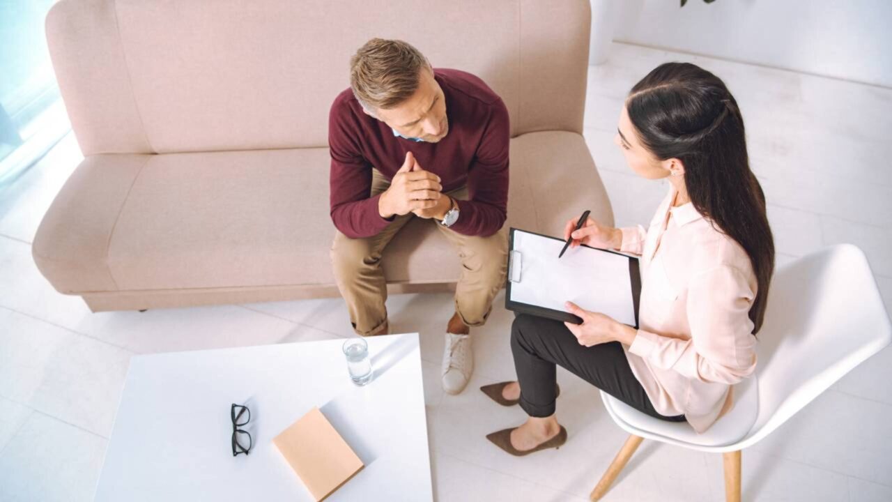 Entre a geração que resolvia tudo sozinha e a geração que busca terapia mais cedo, a psicologia revela uma mudança profunda na forma de lidar com sofrimento