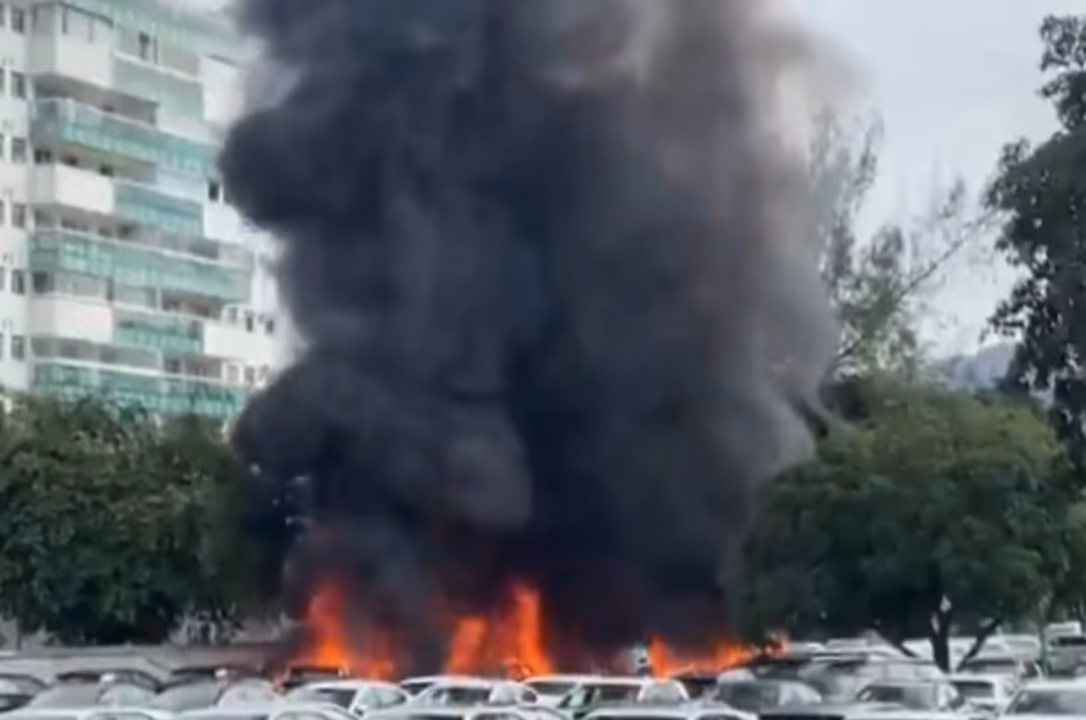 Helicópteros colidem no ar e caem no Recreio dos Bandeirantes