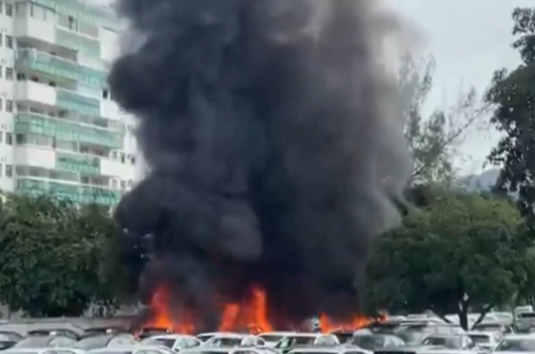 Helicópteros colidem no ar e caem no Recreio dos Bandeirantes