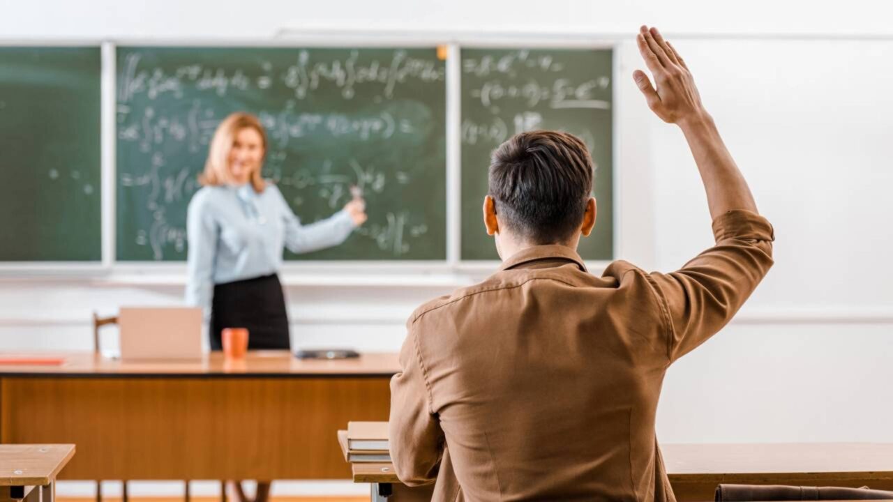 O comportamento simples que costuma aparecer em pessoas inteligentes antes de elas responderem a uma pergunta difícil